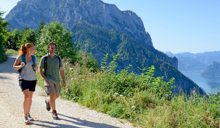 zwei Wanderer gehen rund um den Traunstein